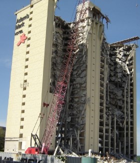Demolition of the Adams Mark Hotel. © Douglas Muth (Giza); used under CC-BY-SA 4.0