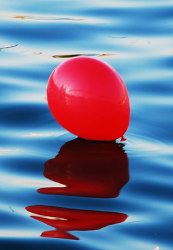 A floating red balloon, by Jose Carlos Norte